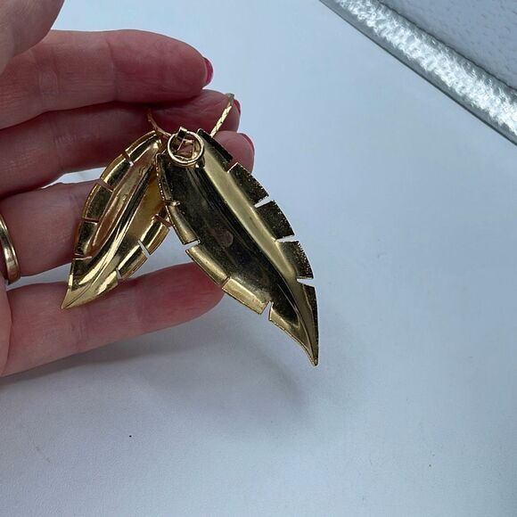 Vintage double leaf moving pendant necklace gold colored. - Picture 7 of 10